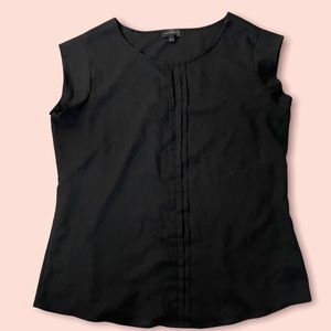 ❤️THE LIMITED cap sleeve blouse with front key hole detail. Size L. Black